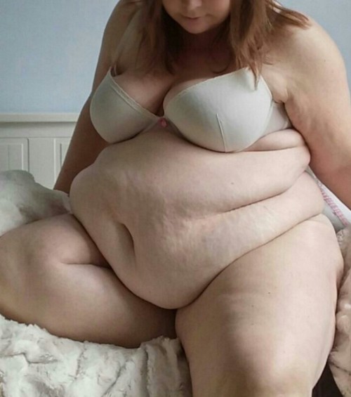 lovemlarge:  Another example of a beautiful and soft belly 😀