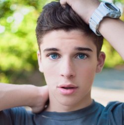 gay-boy-obbsession:  His eyes😍✨