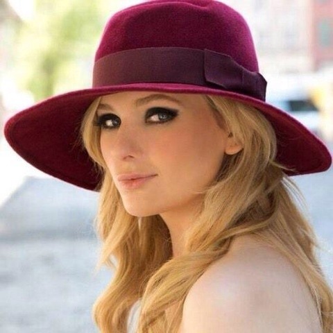 haleyanneturner:  That awkward moment when Abigail Breslin wants to be Taylor Swift