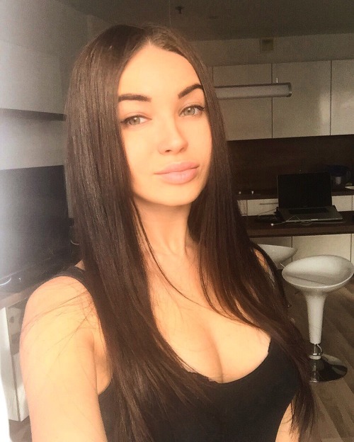 finofilipino:  La moza del día es Nika Litvinova.En adult photos