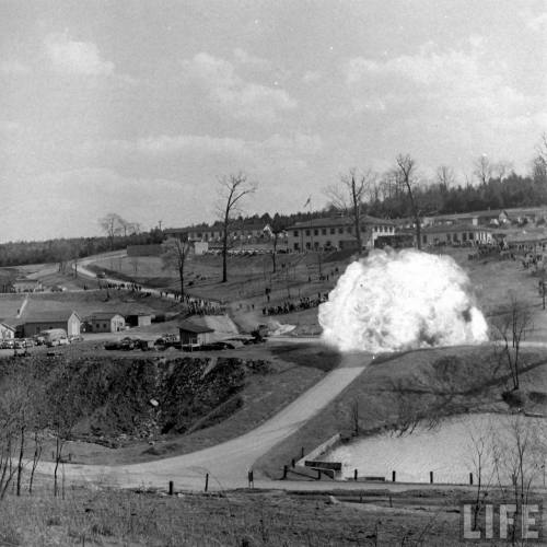 Demonstration of a coal dust explosion(Albert Fenn. 1947)