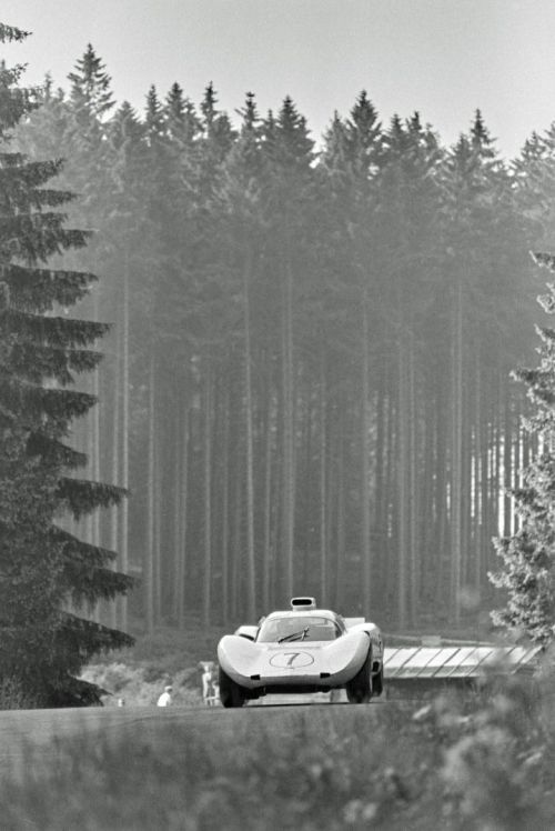 A Chaparral fliying in the forest, Jo Bonnier Chaparral 2D Nürburgring, 1966