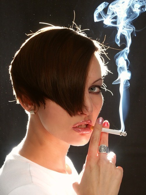 hottestsmokers:Brunettes