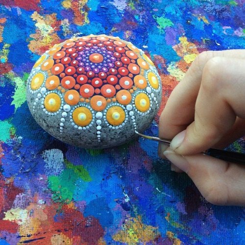 fer1972:Elspeth McLean transforms Ocean Stones in Beautiful Dot Mandalas