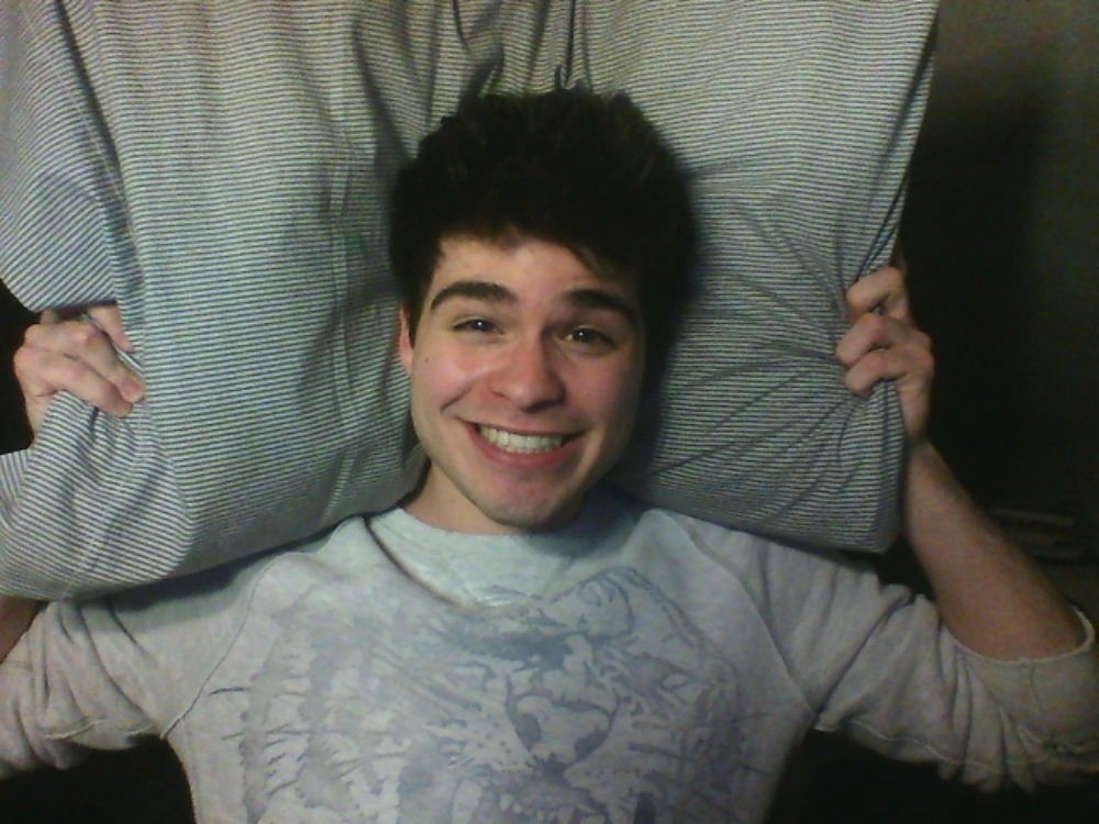 chillaxxed:  look at how much fun im having w/ this pillow!!! 