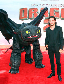 harington2heughan-deactivated20:  Kit Harington &amp; Toothless at How to Train Your Dragon 2 LA premiere june 8th 