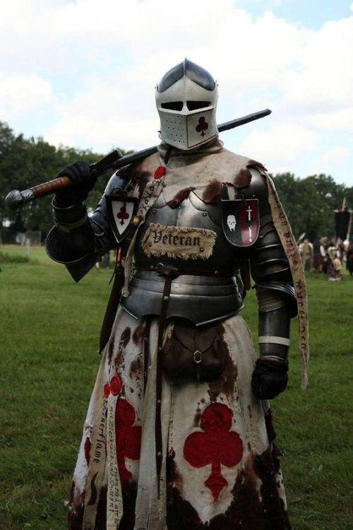 gunmetalskies:My tastes usually run away from LARP stuff, bit this kit is epic, and I covet it.