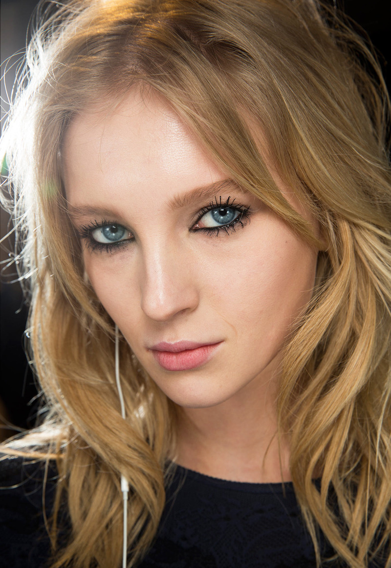 Makeup trend for FW15: Smudge charcoal black under...