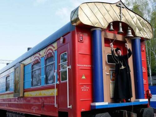 gouachevalier: In Russia, railroad chapel cars are brought to the most remote regions of the country