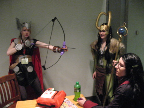 infectedscrew: Emerald City Comic Con (2013)- Thor pretending to be Hawkeye (you silly, silly, God) 