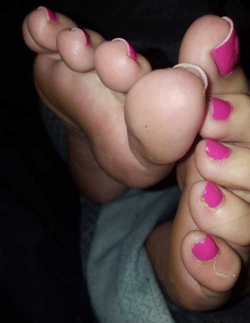 showingoffmywifesfeet: Ok hands up, who’d like to suck my wife’s toes?