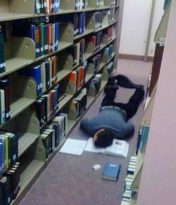 sugarspicenotallnice:  imalloutofmilk:  Definition of College life.  *sobbing hysterically*  actually saw this on campus, but i think she meant to nap, there was no book/pillow