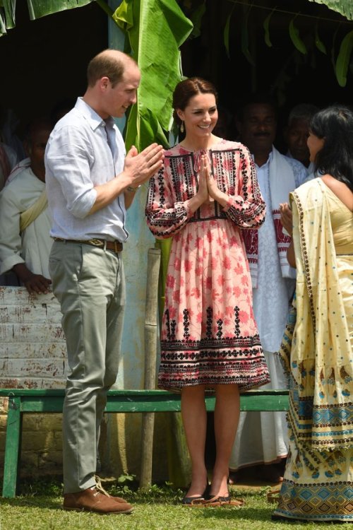 katemiddletons:     Elliot Wagland    ‏@elliotwagland: The Duchess of Cambridge greets a villager in