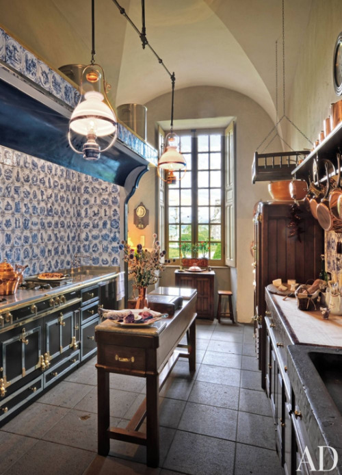 apartmenttherapy:  10 Beautiful and Unusual Kitchens — Architectural Digest:  http://on.apttherapy.com/OirYQM