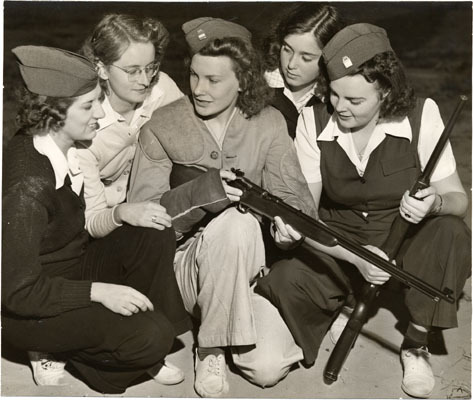 gunsandposes:Members of the American Women’s Voluntary Services (AWVS) attend a “rifle class” at the