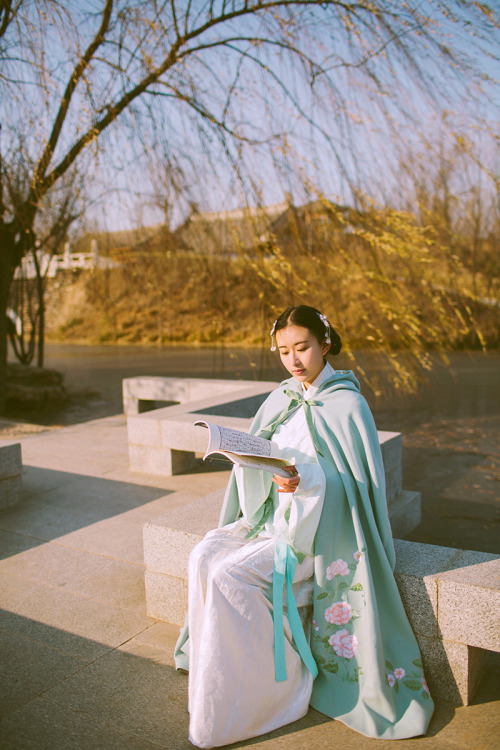 Traditional Chinese fashion, hanfu. Type: Doupeng(cape). By Funny66-IS   知竹zZ