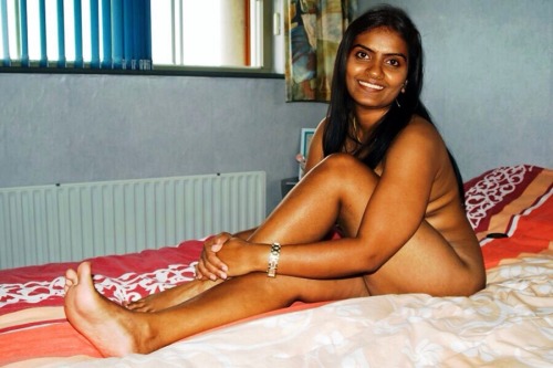yourcommandmyduty:  Submitter says  “Sexy indian girlfriend reshma exposed. Here is an Indian 