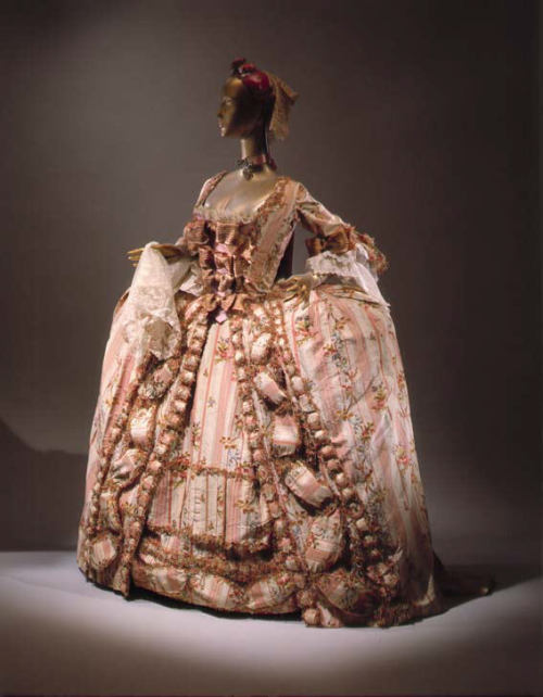 vivelareine: A French silk robe à la française. Circa 1775-1800. [source: Metropolitan Museum of Art