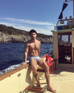 hotguys-instagram.site post 163405710440