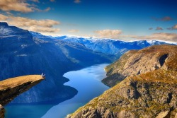 jedavu:  Crazy Rock in Norway Horizontally Hangs Out of Mountain