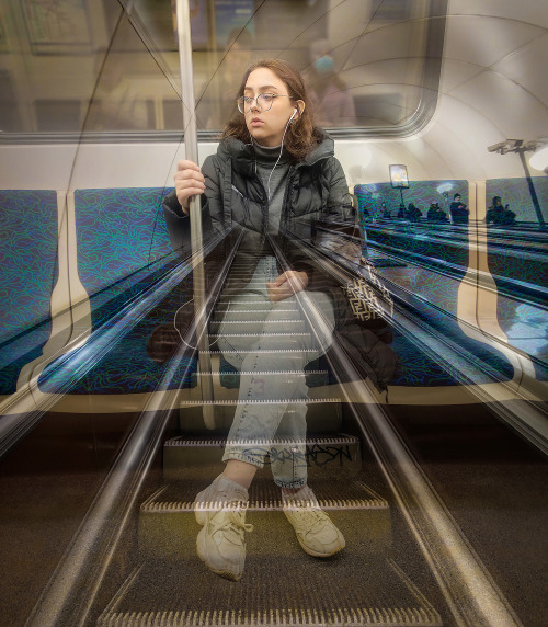 - The girl was thinking!Mobilography, accidentally in the subway.Ph:DanSpbinst: @danspbway