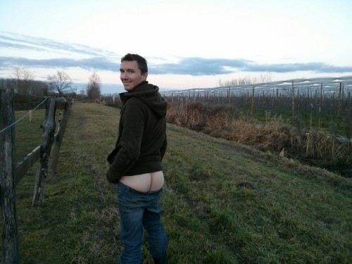 sfguyspank:  un beau gar sans pantelons