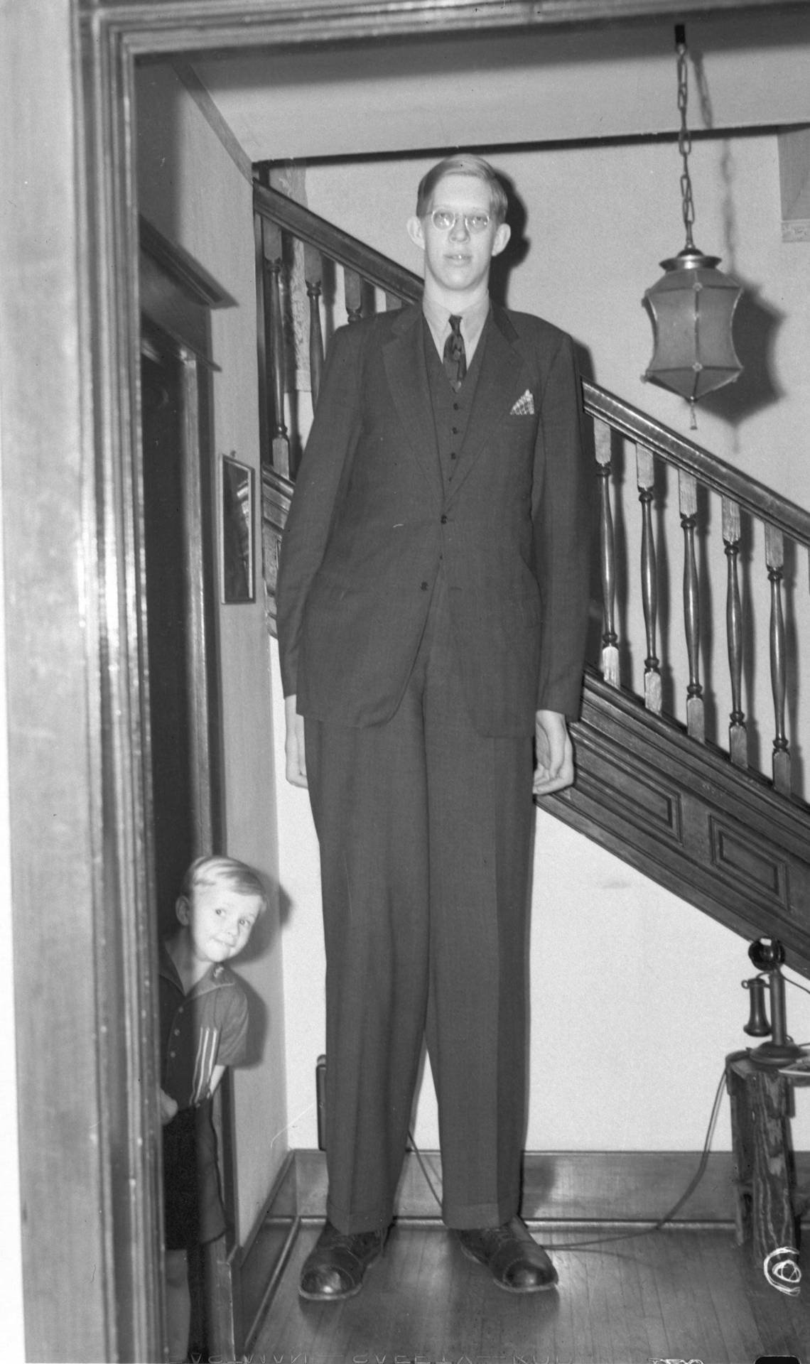 Robert Wadlow with Harold Jr, his younger brother. 19 February 1938.
Photography by Robert K. Graul.