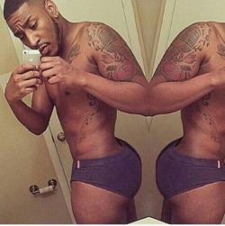 iloveazz89:  iloveazz89.tumblr.com   To submit ass pics send them to KIK : topjerzee.
