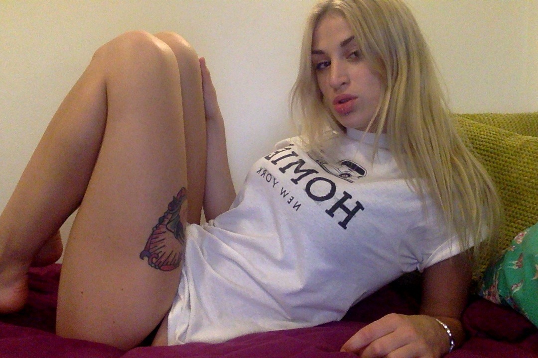 fantassie:  apparently i have “fat legs” id rather this than scrawny lil sticks