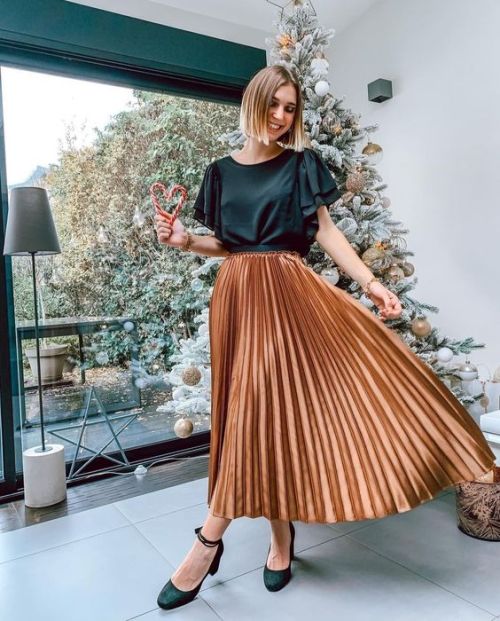 maxgalaxyangel: Sway and swing, pleats and bob, teamed with a simple blouse and is th