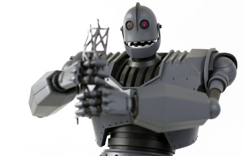 ca-tsuka:  The Iron Giant Deluxe Figure by Mondo will be available for pre-order starting tomorrow (January 22th 2015).The figure features over 30 points of articulation, two interchangeable heads with a light up feature, magnetic “S” that can be