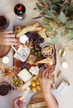 elorablue:  The Perfect Fall Cheese Platter: BY Honestly Yum 