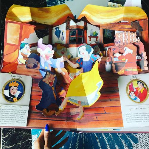 I’m absolutely obsessed with this DISNEY PRINCESS pop up BOOK! ❣❣❣#Bookstagram #booktography