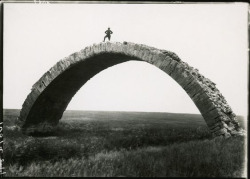 hn-yjournal:via the moon lists newsletter    An ancient Roman bridge spans the Wadi al Murr in Mosul, Iraq, 1920. Photograph via National Geographic   