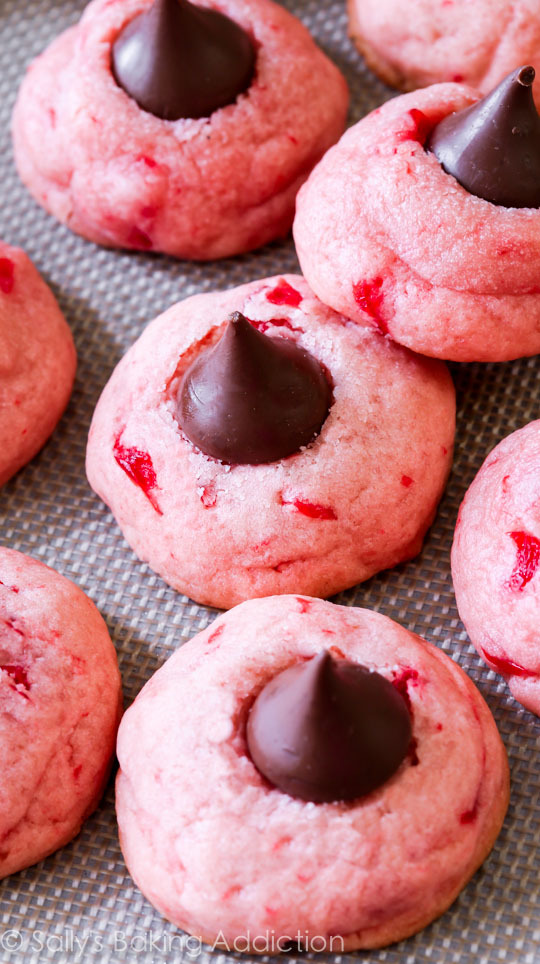 foodffs:  Chocolate Cherry Blossom Cookies.Really nice recipes. Every hour.