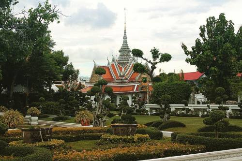 Wat Arun&hellip;nice garden #watarun #roof #thailand #bangkok #trees #sky #clouds #garden #thai #bud