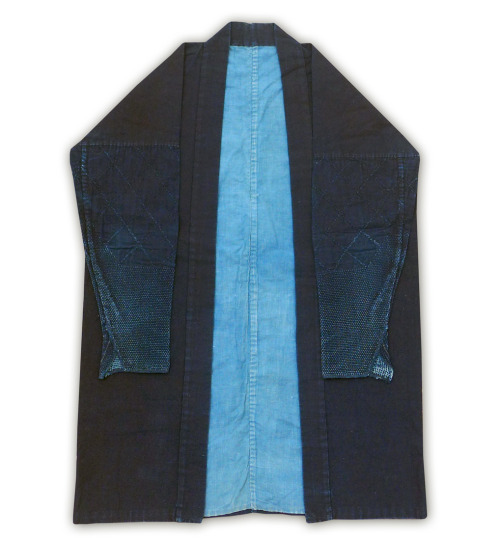 thedenimfoundry:The kimono. A traditional Japanese garment worn by men, women and children. Straight