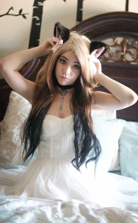 jeepers-reapers:  Pictures from our mini shoot today in the bad lighting of my bedroom Model: boundbyleatherandinkMew~ 