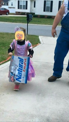 thingsmakemelaughoutloud:  Her trick or treat bag ripped, dad saves the day.- Funny and Hilarious -