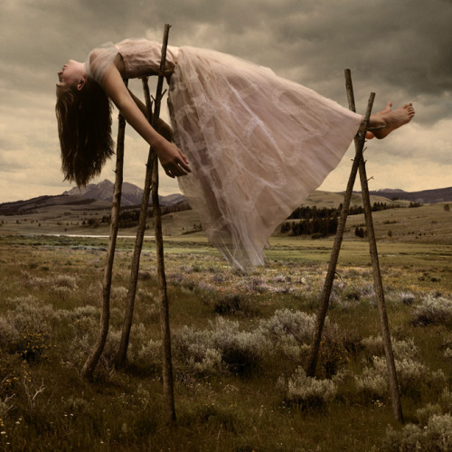 cross-connect:Tom Chambers is an American photographer who creates intriguing photomontages which hi