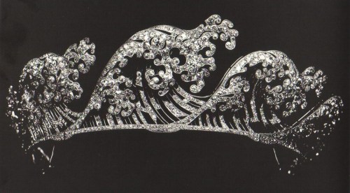 glitter-of-jewelry: Boucheron Wave Tiara, c1910