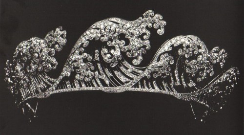 phil0kalia:kerstin-jean:indypendentroyalty:Boucheron wave tiaraWhat a beauty! Tiara straight for my 