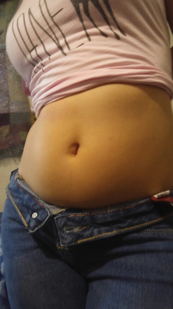 isabellylovesfood:  Started tying shirts like this to show of my belly.