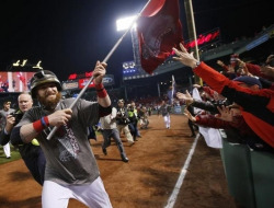 fuckyeahmassachusetts:  buzzfeedsports:  Boston celebrating the world series  Fuck yes y’all