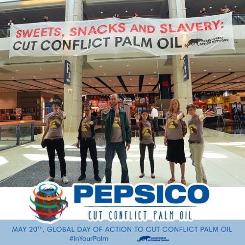 We just dropped a 60 foot banner at the Chicago Sweets &amp; Snacks Expo demanding @pepsi cut #Confl