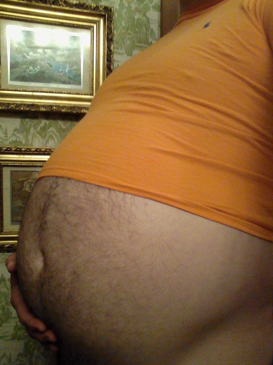 schlago:  gainingtheballgut:  Getting big again.  Wow super nice round belly 