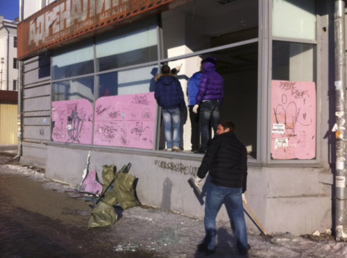 buzzfeed:  The 10 ton meteor that struck the Russian city of Chelyabinsk Friday set off a shockwave that caused untold damage to the area and injured nearly 1,000 people. 