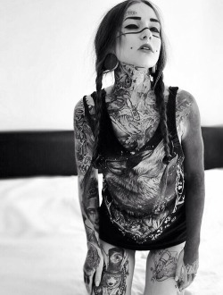 fucking-money:  s-t-o-n-e-a-g-e:  Monami Frost  . 