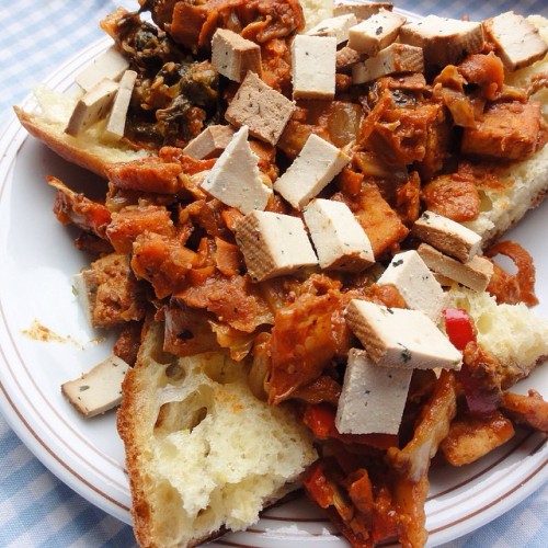 crazybreakfast:Kimchi and gochujang tofu scramble with smoked tofu bits. Happy weekend!  #veganbreak