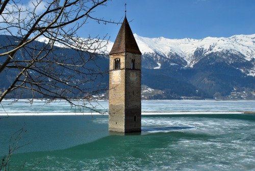 88floors:  Submerged Churches. These churches from all over the world are not victims of natural disaster, they all sit in the valley of a reservoir. Many reservoirs were created in valleys with small towns or villages nestled in them, the benefit of